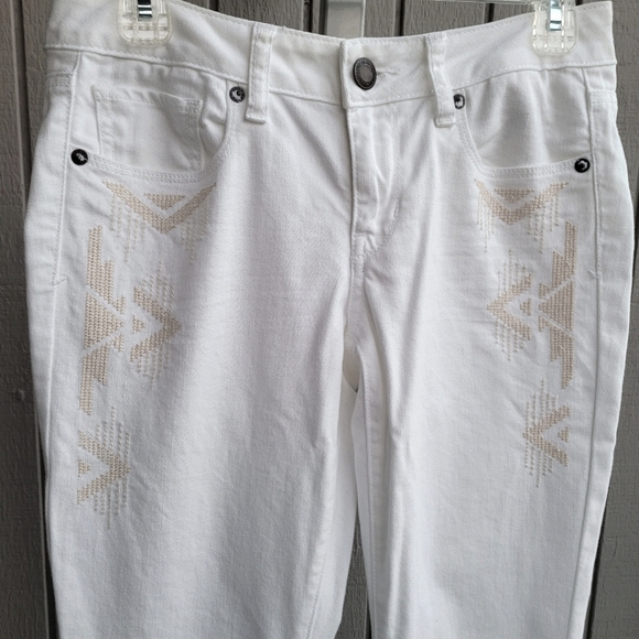 AEO | 4-SHORT White Skinny Jeans w/ Cream Embroidered Pattern EUC - Picture 6 of 14